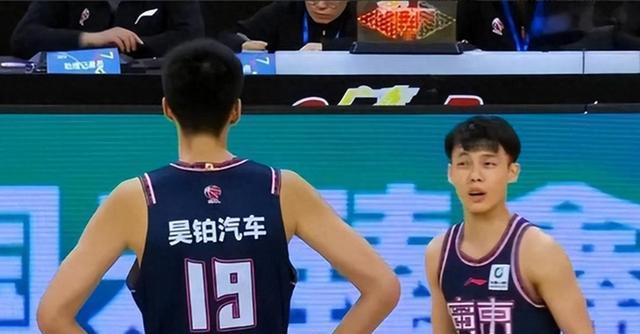 身高平平, 可接班王哲