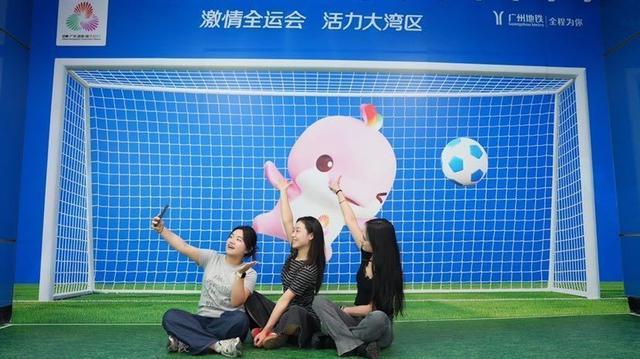 何炼成, 封面荐读, img